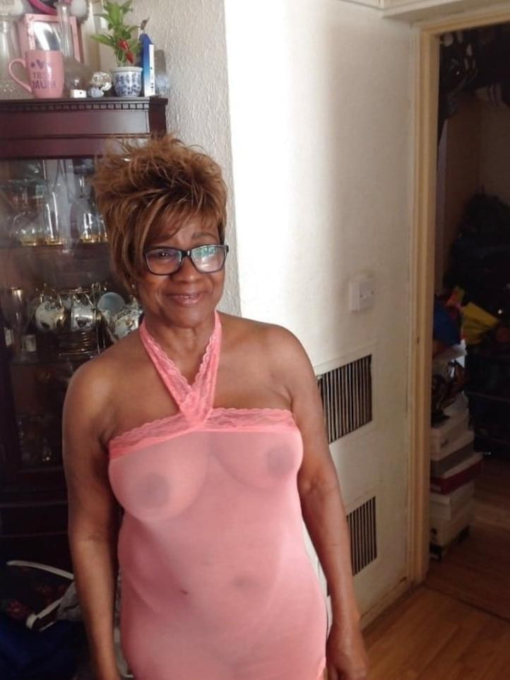 8P GRANNY PUTTING IN WORK VOL.19