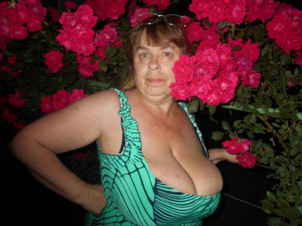 9P Busty Russian Woman 3668