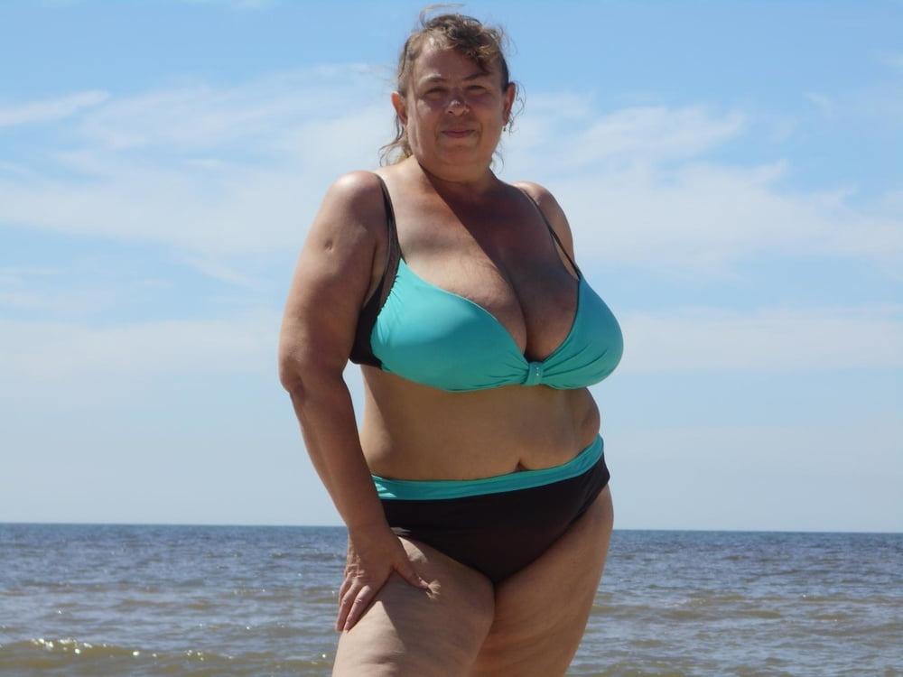 9P Busty Russian Woman 3668