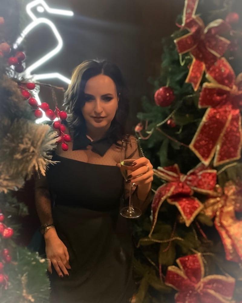 13P Busty Russian Woman 3665