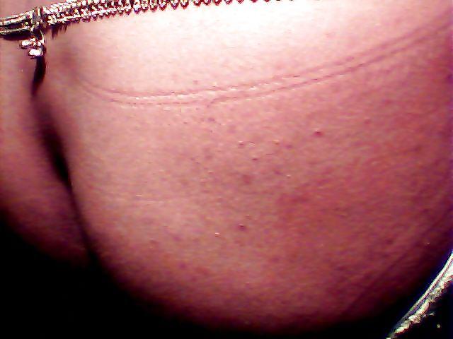 11P Sexy aunty shows her butt with feet