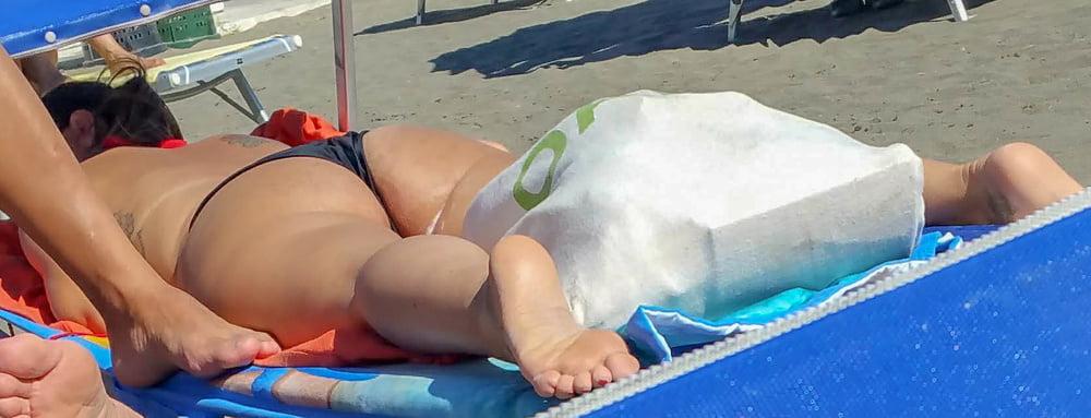 25P Beach voyeur