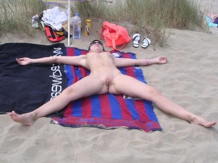 11P Beach Voyeur