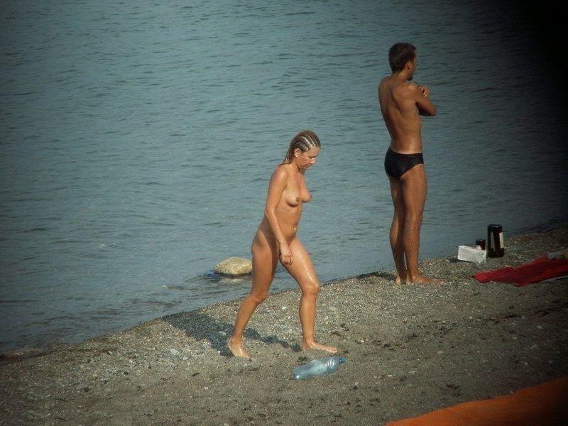 11P Beach Voyeur