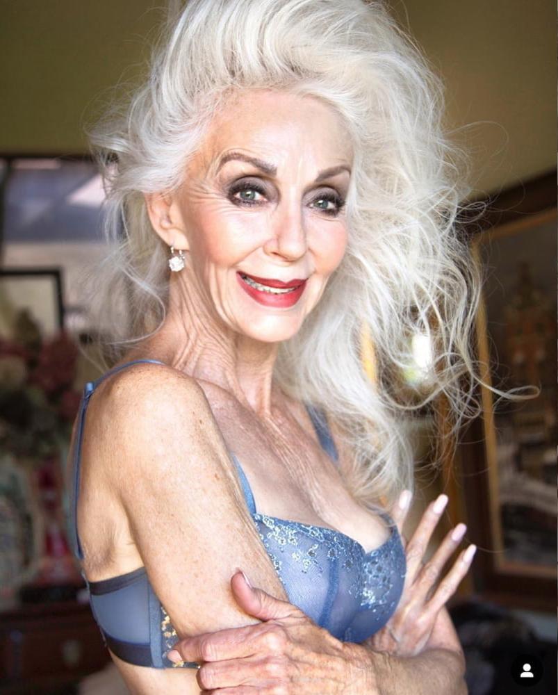 25P Just catch a horny Granny (581)