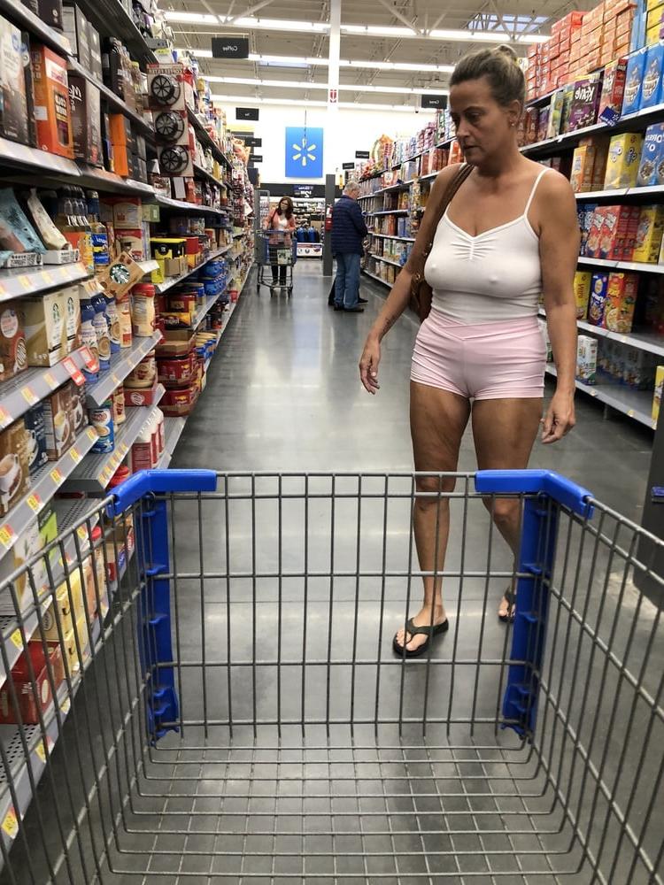 25P Leslie Walmart posing cellulite saggy tits long nipples pt 1