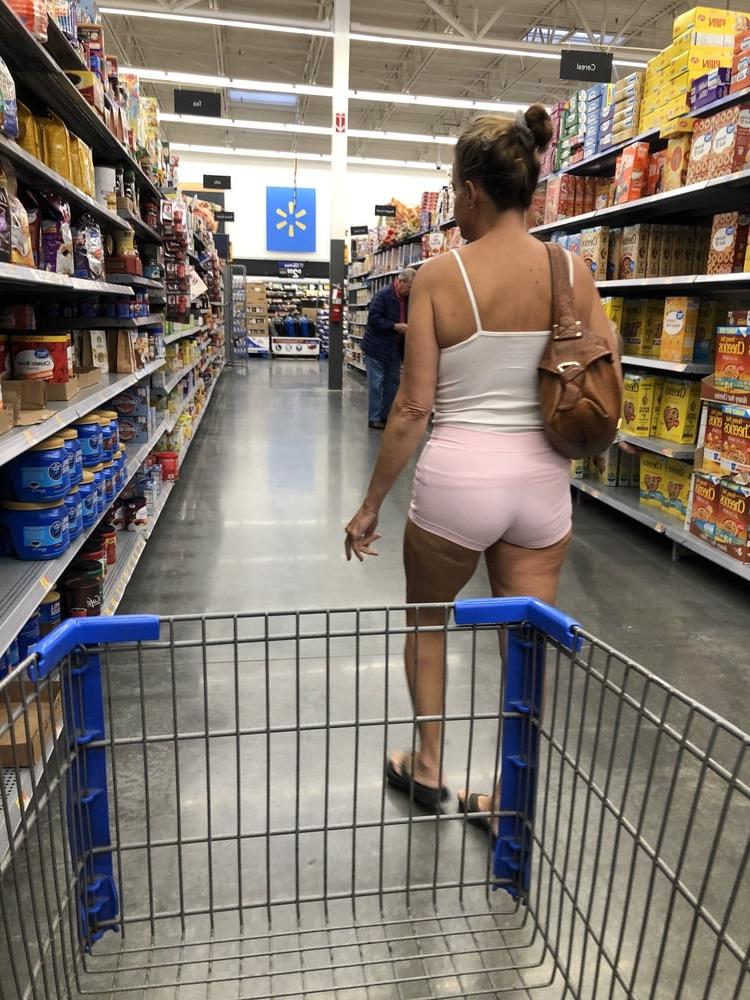 25P Leslie Walmart posing cellulite saggy tits long nipples pt 1