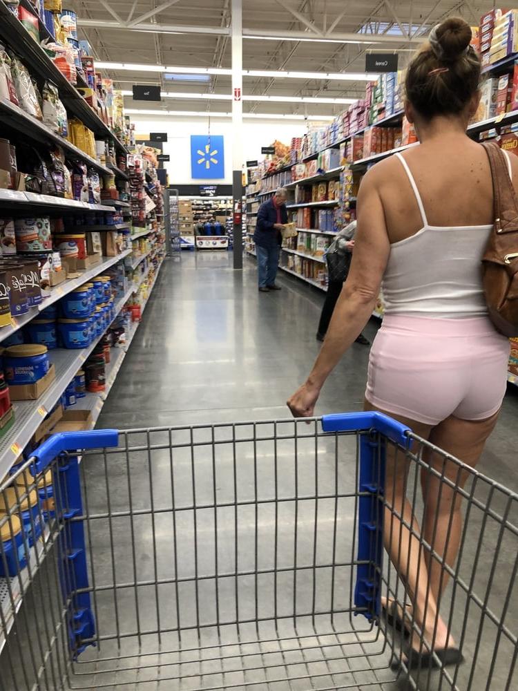 25P Leslie Walmart posing cellulite saggy tits long nipples pt 1