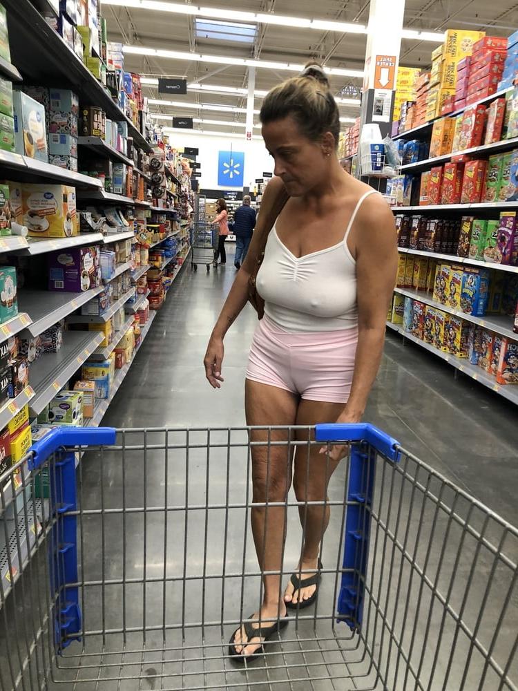 25P Leslie Walmart posing cellulite saggy tits long nipples pt 1