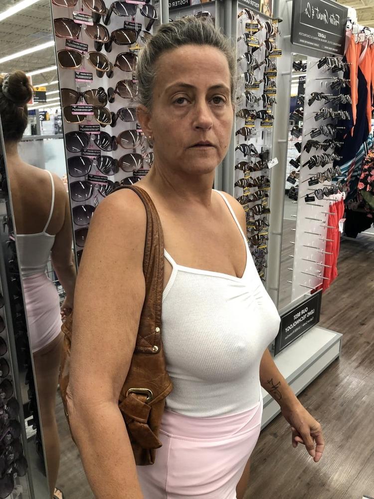 25P Leslie Walmart posing cellulite saggy tits long nipples pt 1