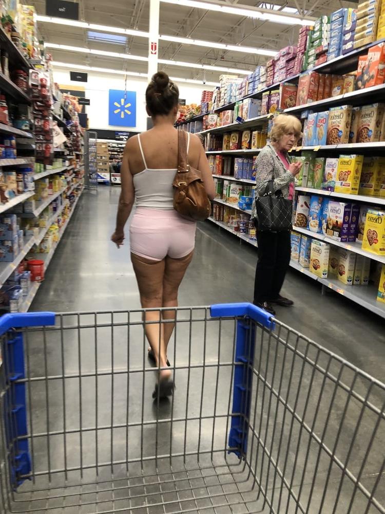 25P Leslie Walmart posing cellulite saggy tits long nipples pt 1