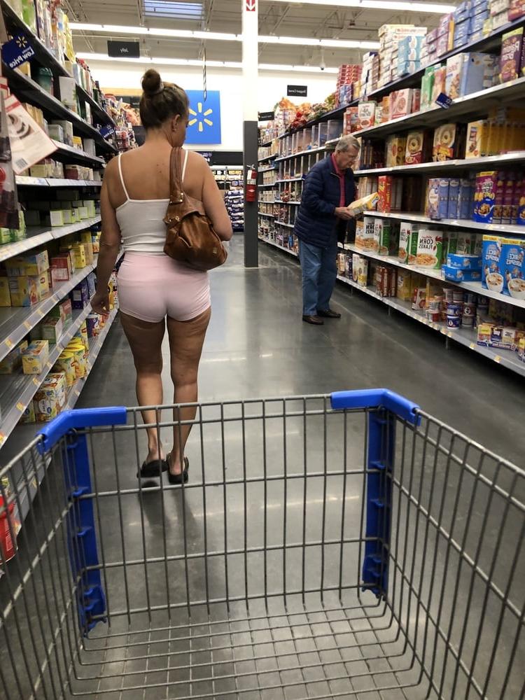 25P Leslie Walmart posing cellulite saggy tits long nipples pt 1