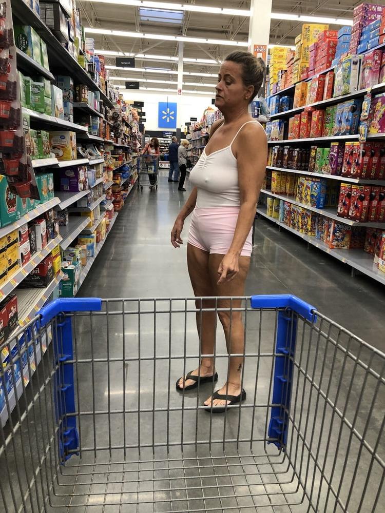 25P Leslie Walmart posing cellulite saggy tits long nipples pt 1