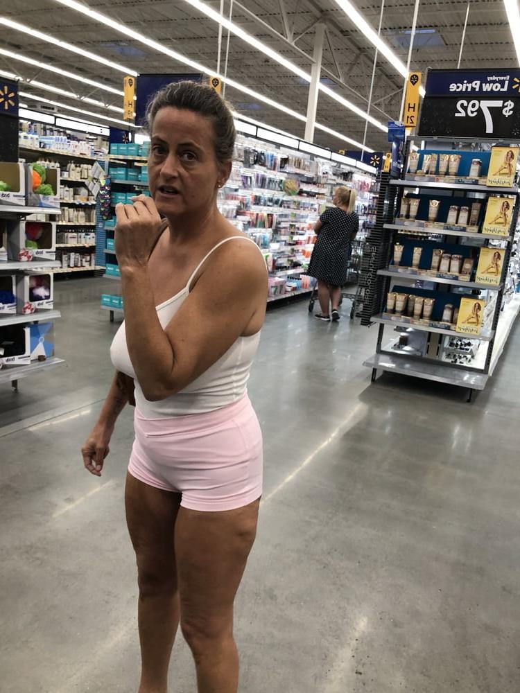 25P Leslie Walmart posing cellulite saggy tits long nipples pt 1