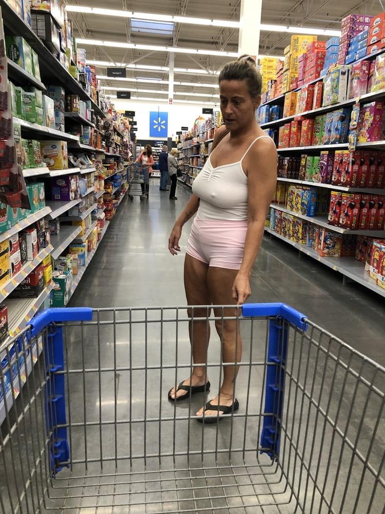 25P Leslie Walmart posing cellulite saggy tits long nipples pt 1
