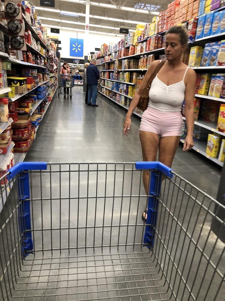 25P Leslie Walmart posing cellulite saggy tits long nipples pt 1