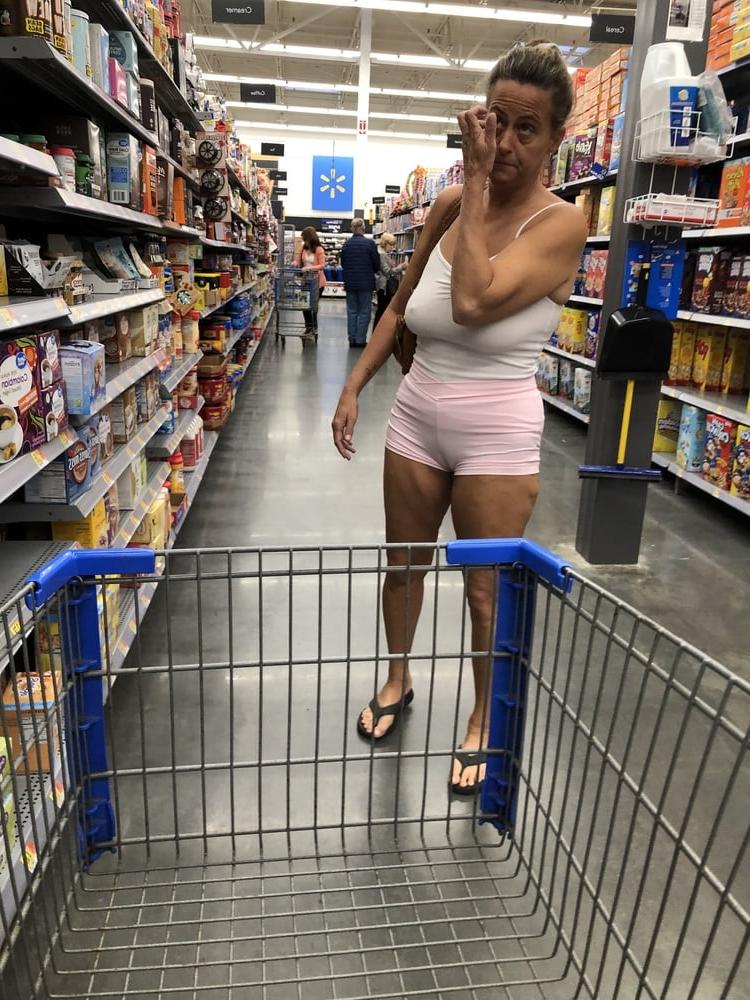 25P Leslie Walmart posing cellulite saggy tits long nipples pt 1
