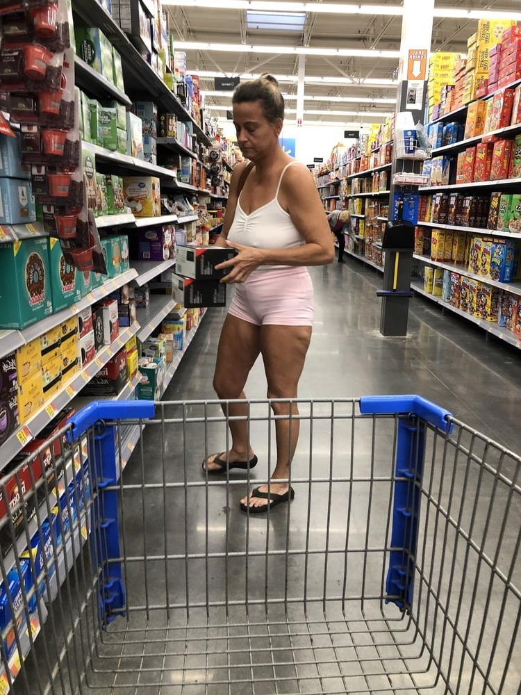 25P Leslie Walmart posing cellulite saggy tits long nipples pt 1
