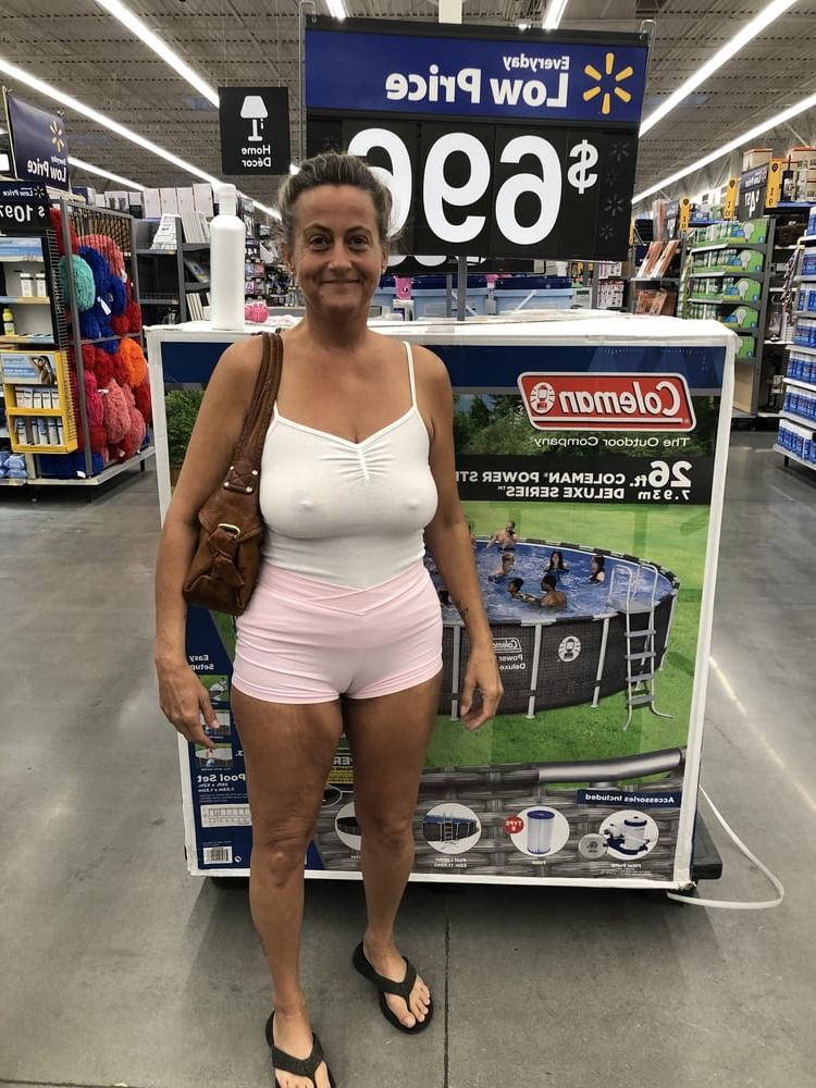 25P Leslie Walmart posing cellulite saggy tits long nipples pt 1
