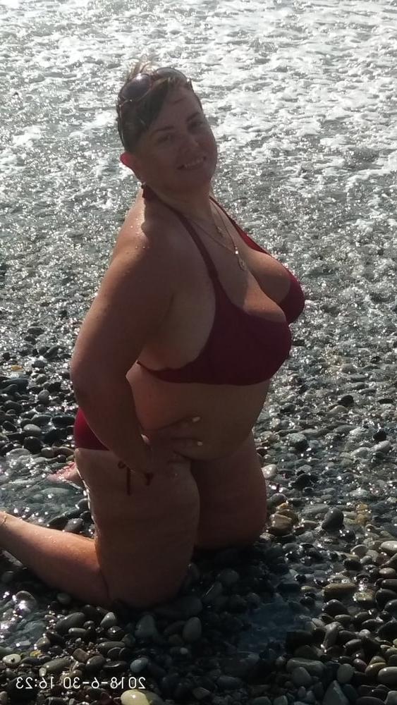 16P Busty Russian Woman 3660