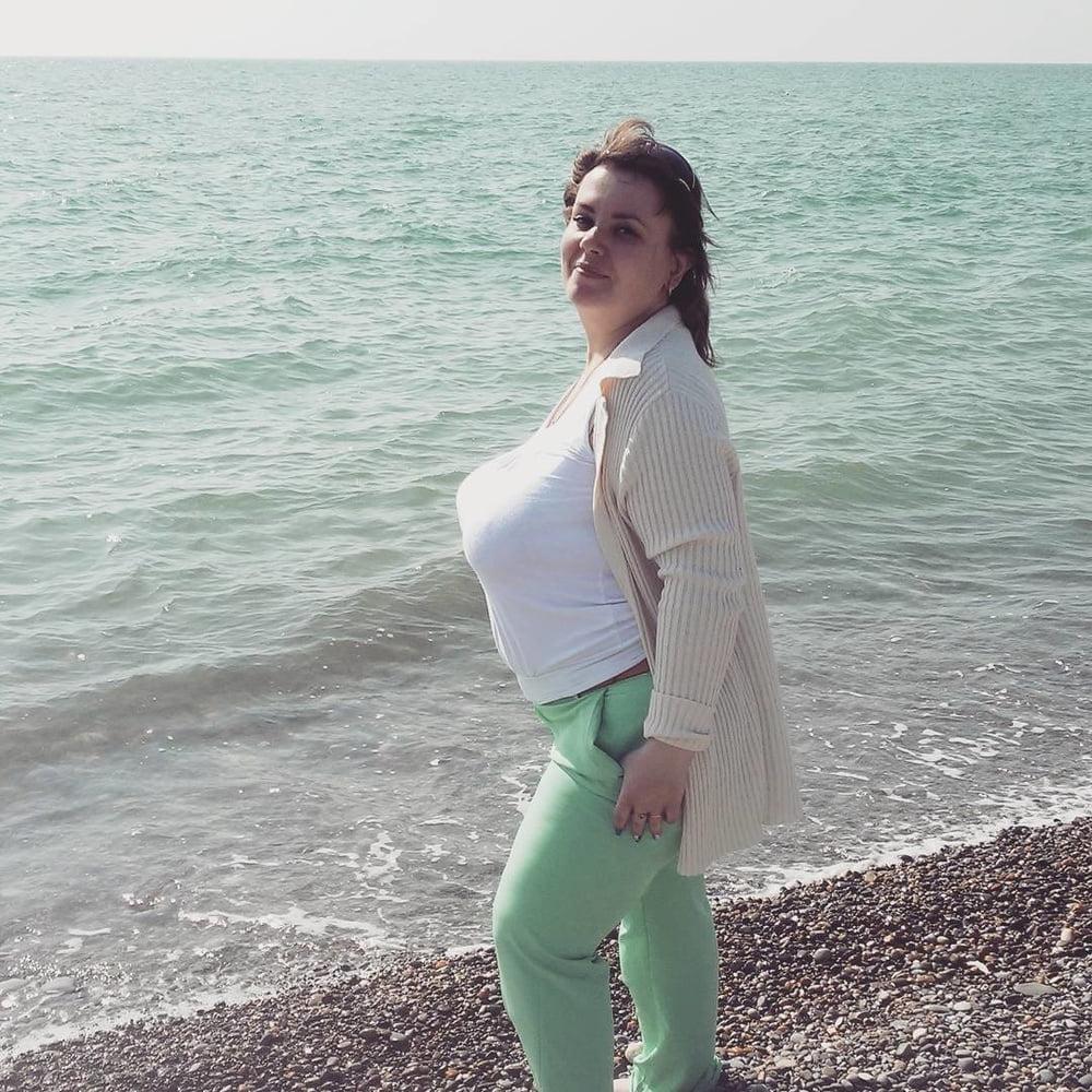 16P Busty Russian Woman 3660