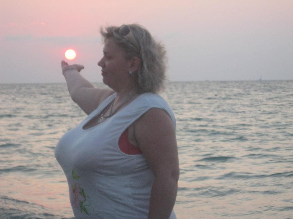 16P Busty Russian Woman 3660