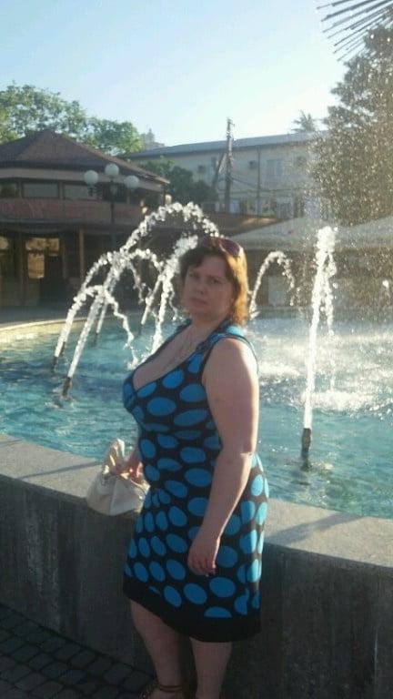 16P Busty Russian Woman 3660