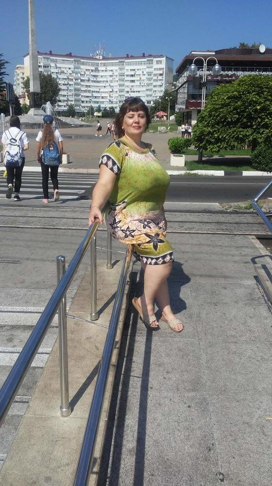 16P Busty Russian Woman 3660