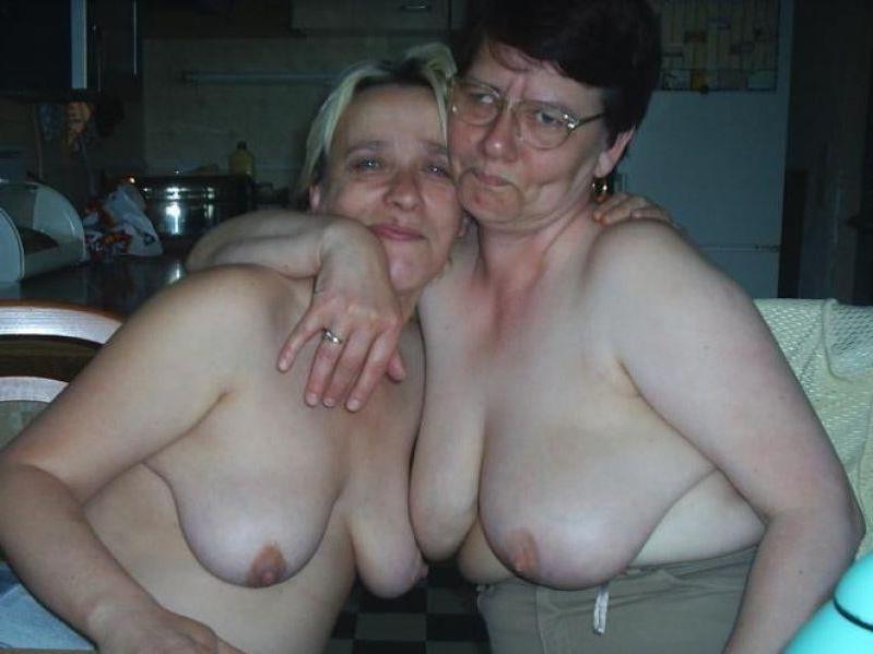 25P Older and hot 049 (Mom with daughter)