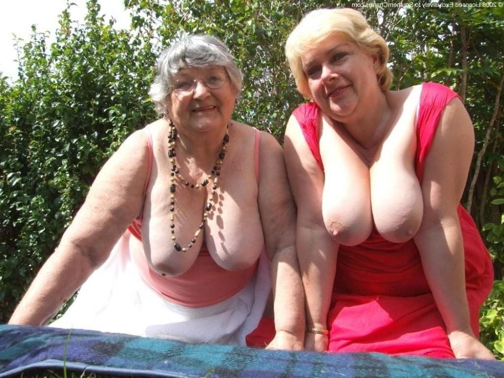 25P Older and hot 049 (Mom with daughter)