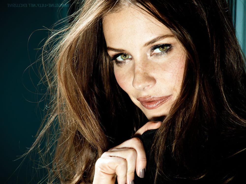 25P Evangeline Lilly Close up L'Oreal outtakes 11