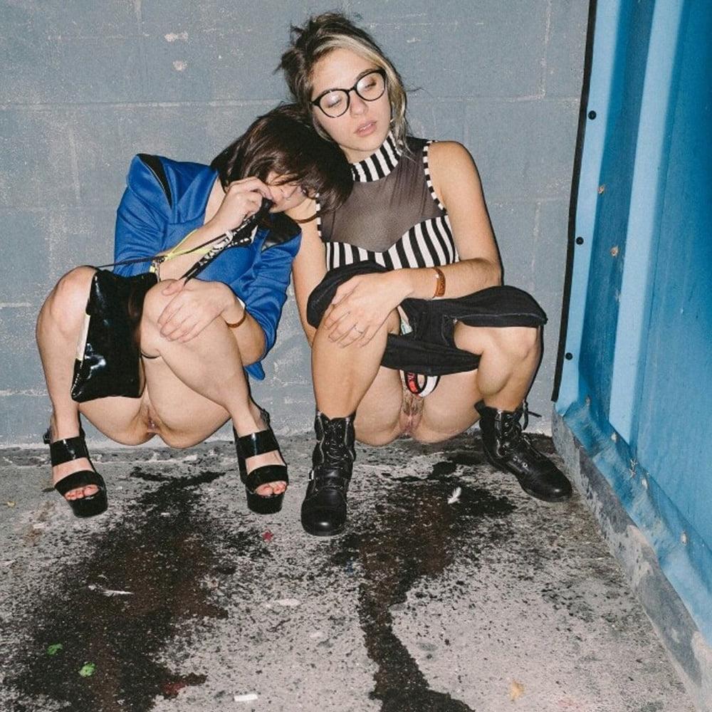 16P pissing women 06