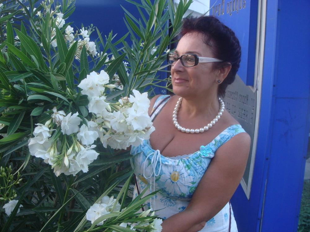 14P Busty Russian Woman 3657