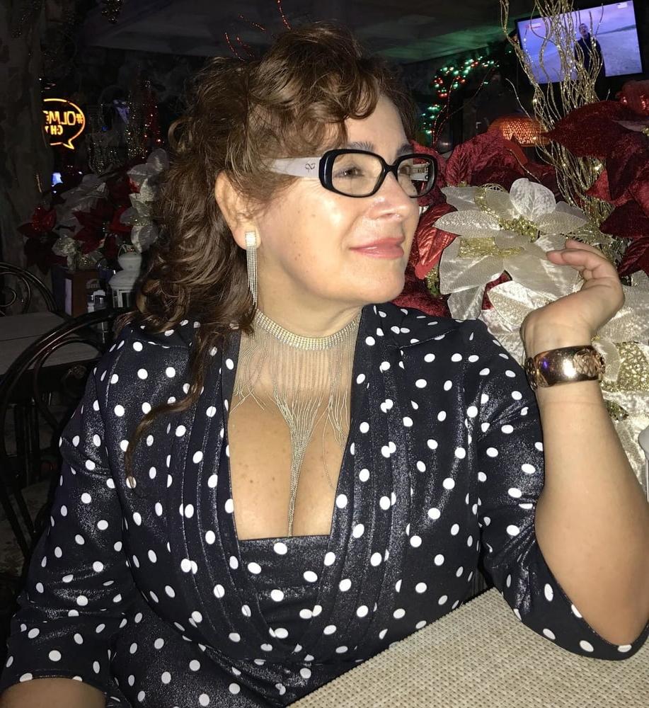 14P Busty Russian Woman 3657