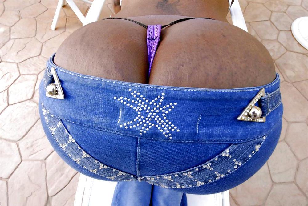 25P Nyomi Banxxx gets her bubble butt busted