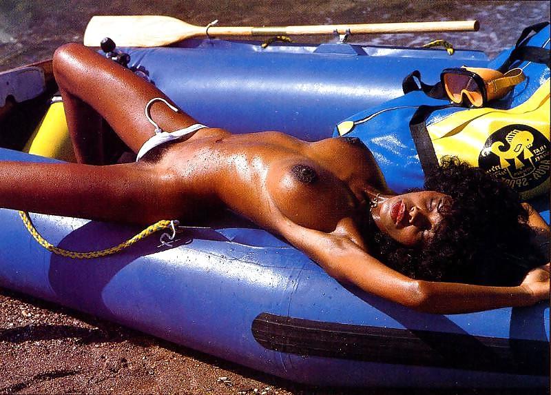 25P Retro Ebony Porn Queen Camella Donner