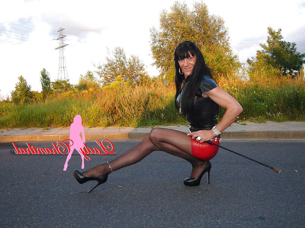 12P Lady Chanthal Latex 2