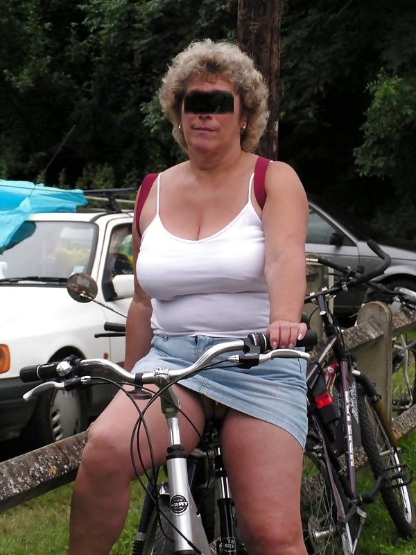 24P Granny upskirt
