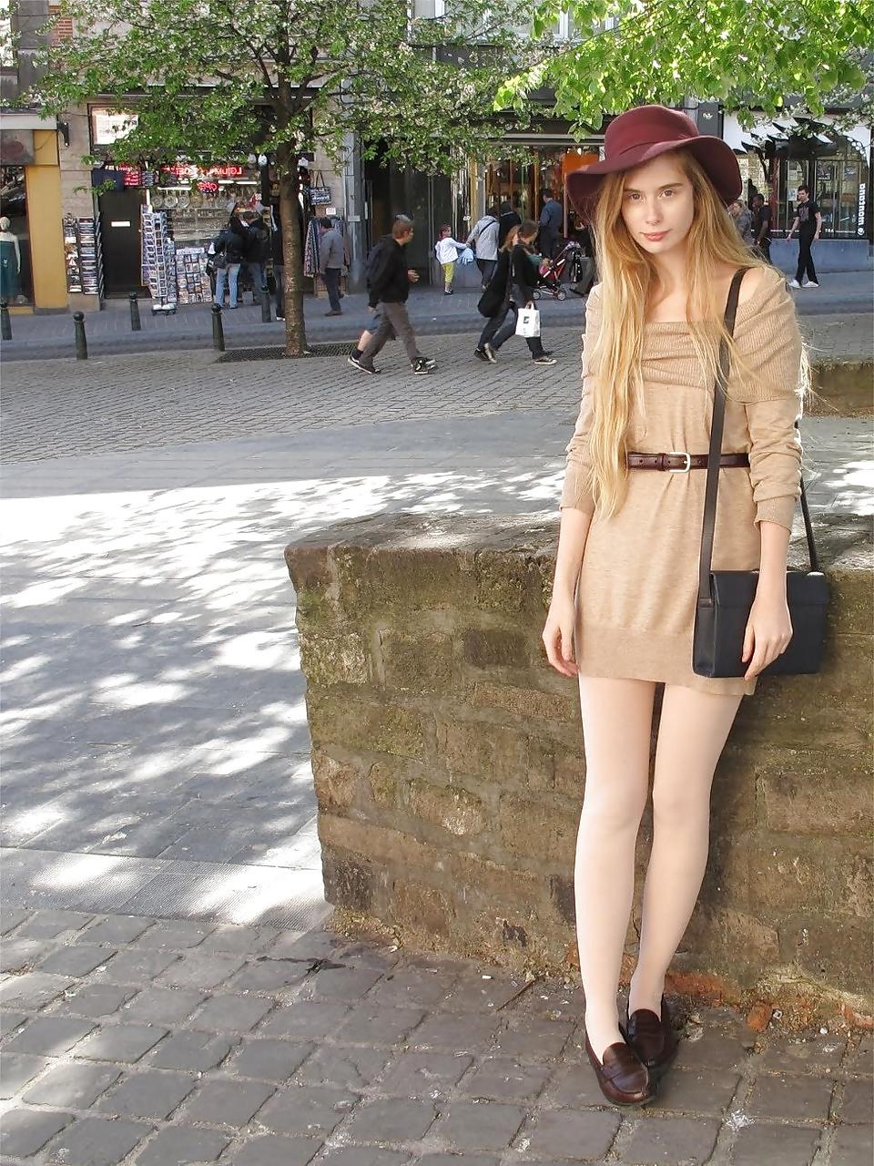 25P Nylon - upskirt - leg 30