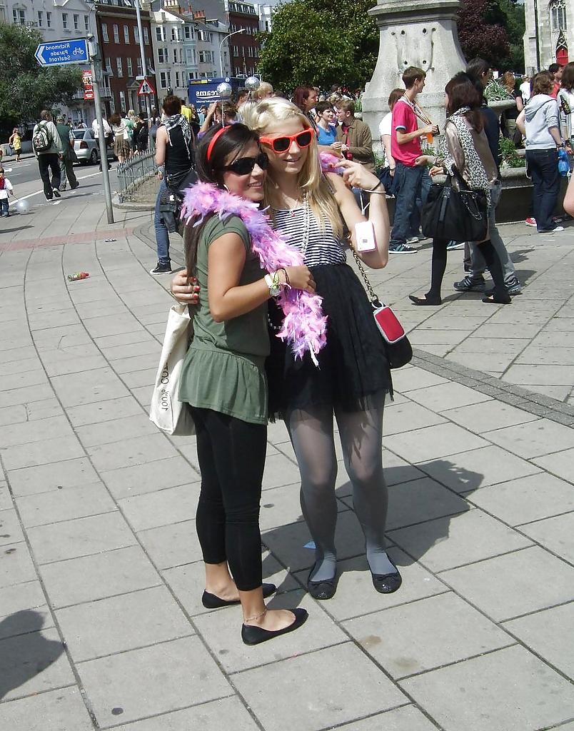 25P Nylon - upskirt - leg 31