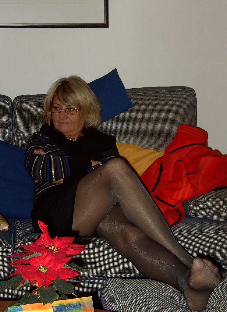 25P Nylon - upskirt - leg 31