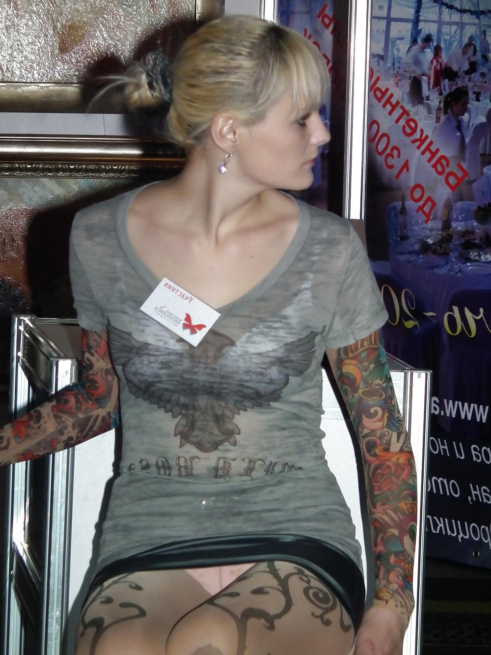 25P Nylon - upskirt - leg 31