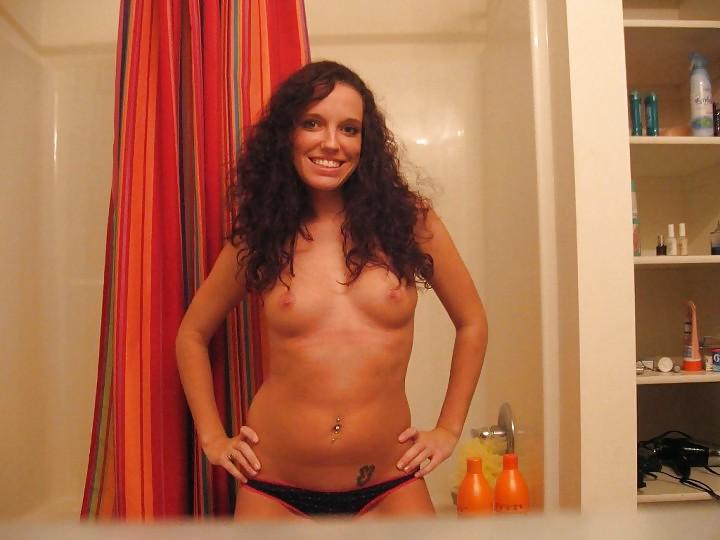 25P Latina alegre posando de cerca