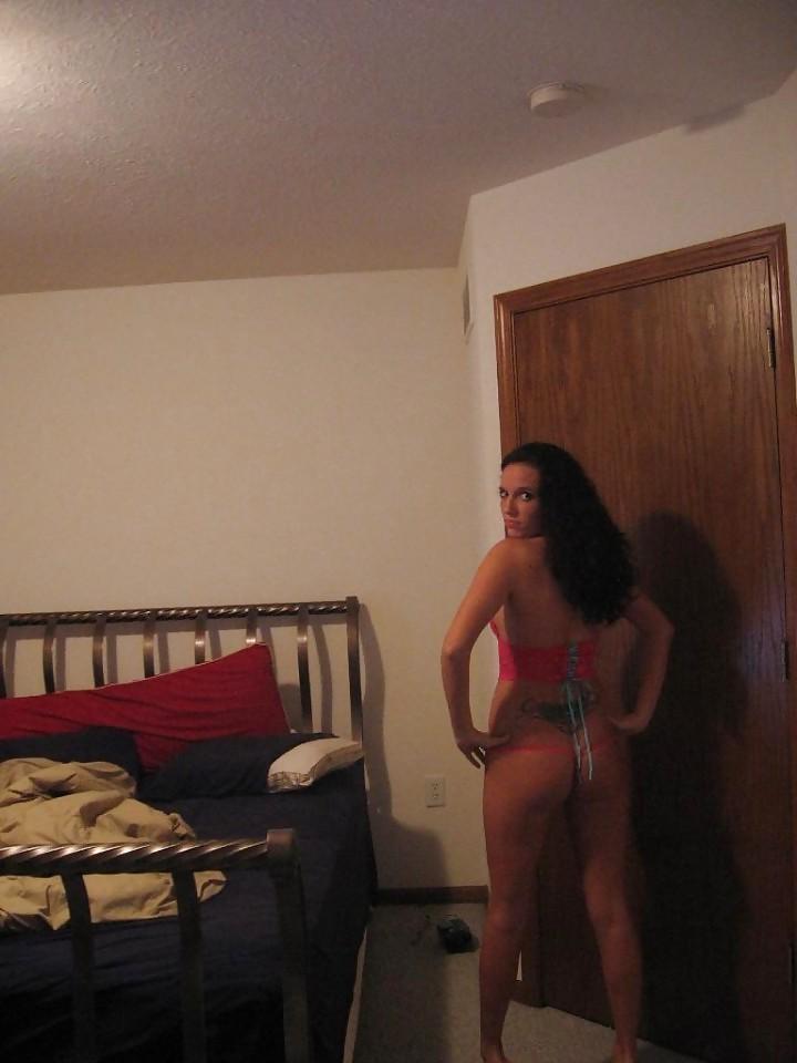 25P Latina alegre posando de cerca
