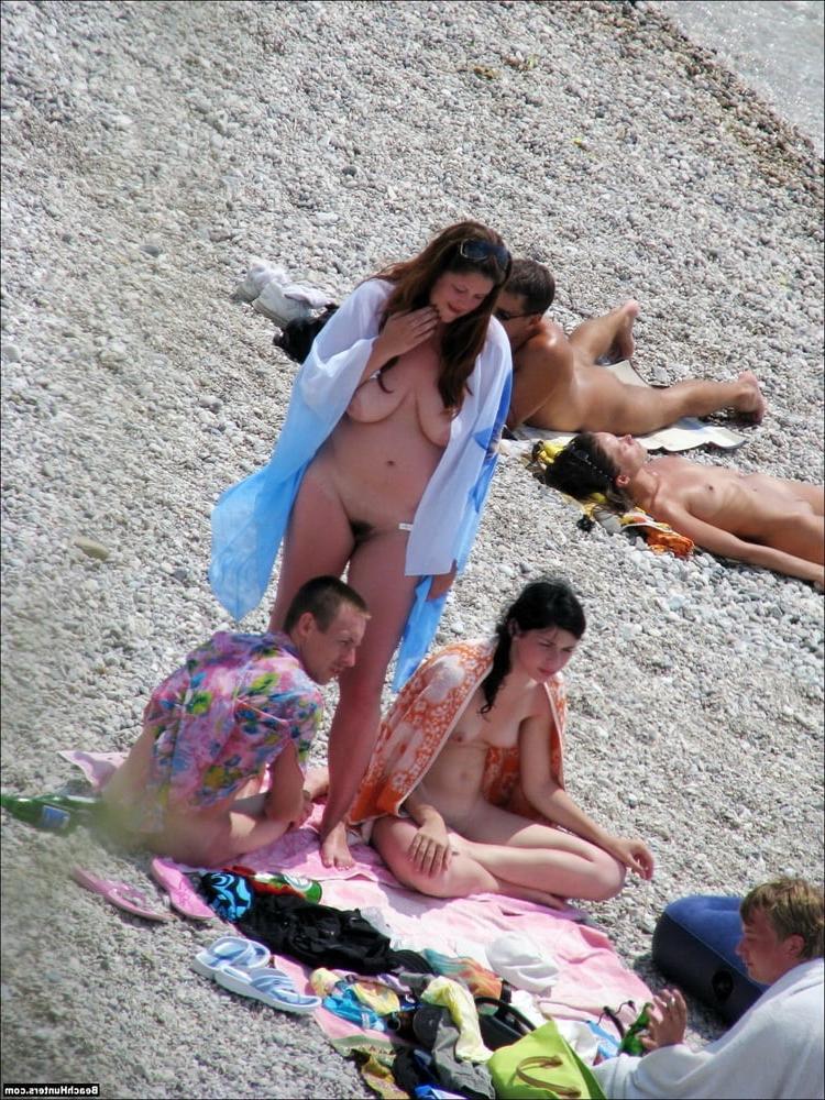 25P 0631  Nude beach couples and groups.