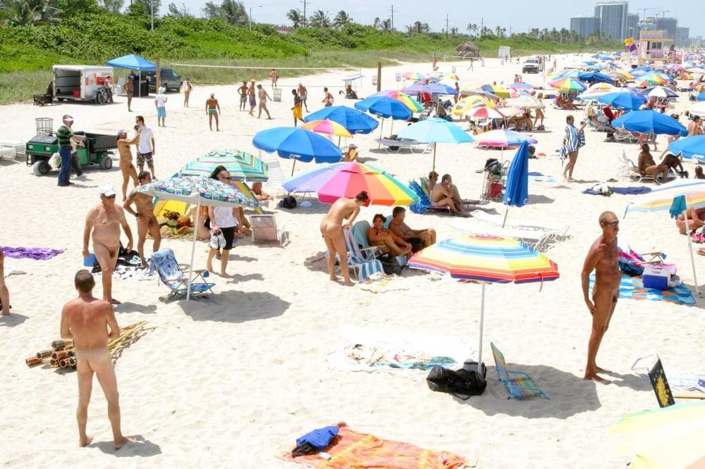 25P 0631  Nude beach couples and groups.