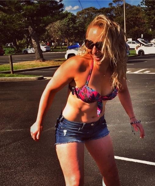 22P Wanking over Bethan Marie Williams' Ripped Abs &amp; Toned Body