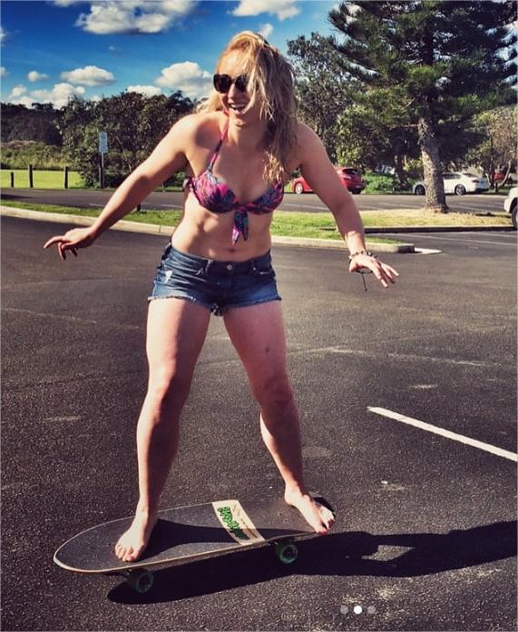 22P Wanking over Bethan Marie Williams' Ripped Abs &amp; Toned Body