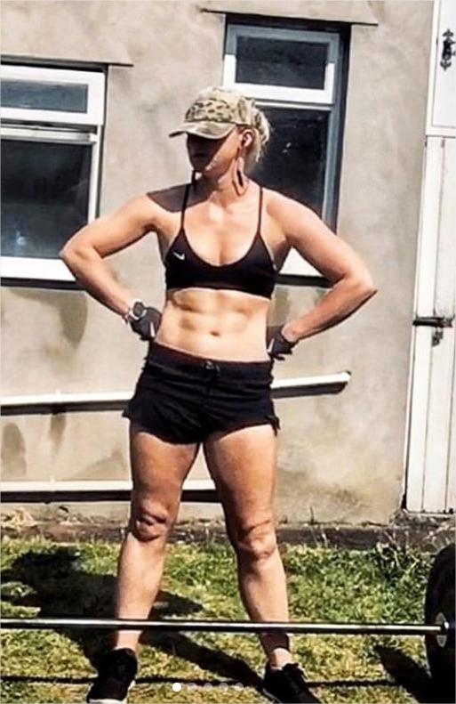 22P Wanking over Bethan Marie Williams' Ripped Abs &amp; Toned Body