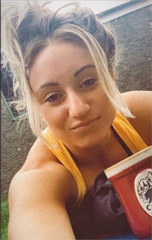 22P Wanking over Bethan Marie Williams' Ripped Abs &amp; Toned Body